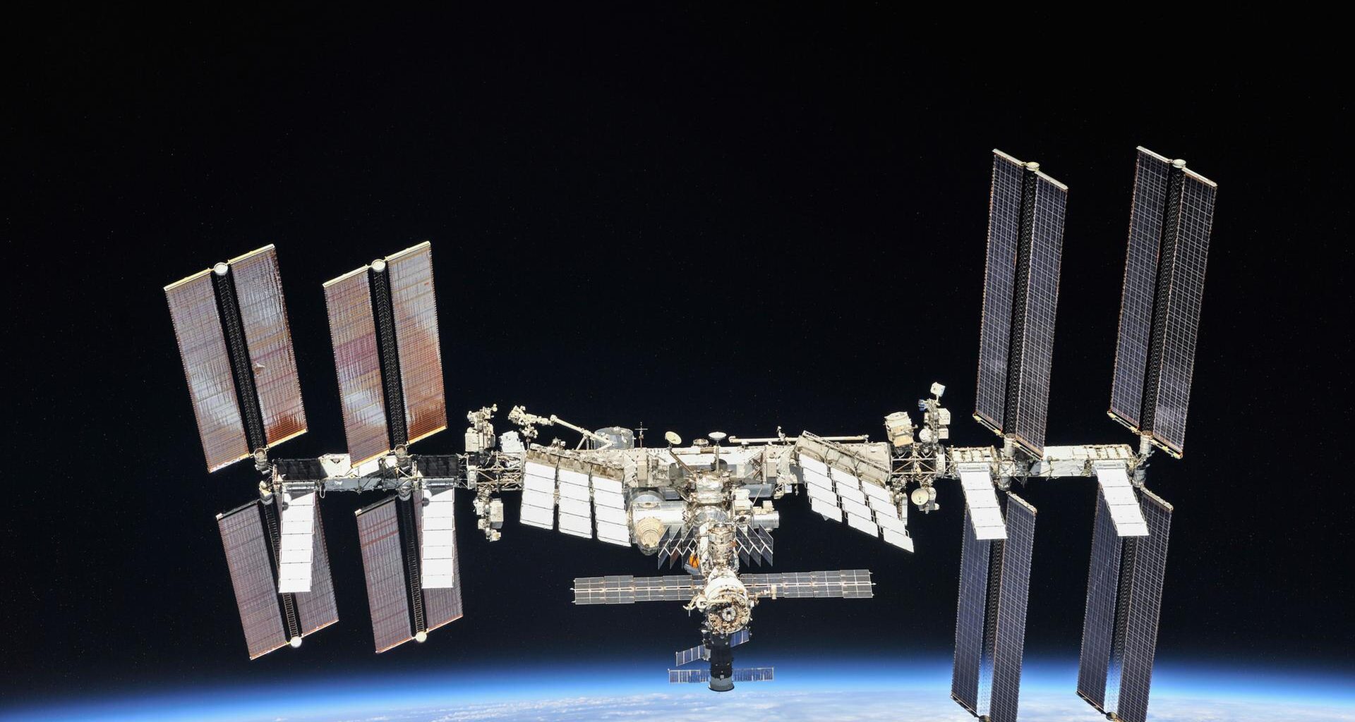 Die ISS schwebt in einer Aufnahme von Oktober 2018 über der Erde.
