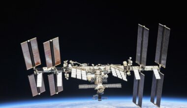 Die ISS schwebt in einer Aufnahme von Oktober 2018 über der Erde.