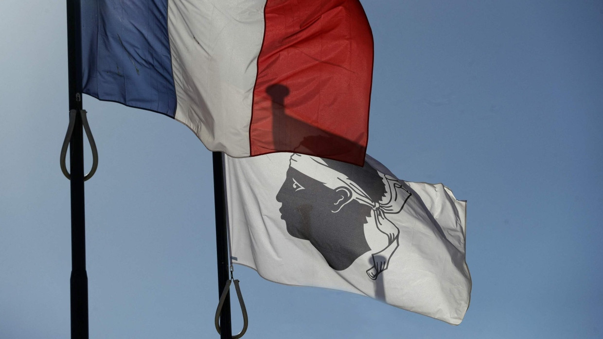 Ist ein Miteinander möglich? Die französische und die korsische Flagge in der Inselhauptstadt Ajaccio