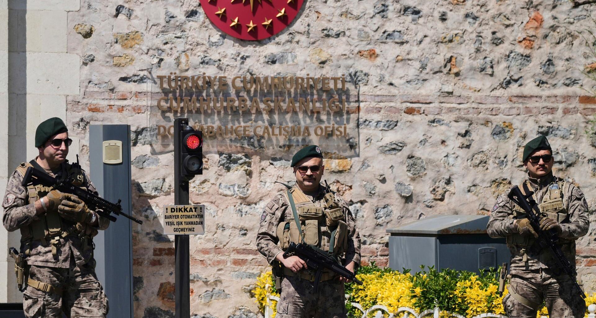Türkische Sicherheitskräfte bewachen den Dolmabahce Palast in Istanbul, in dem die Verhandlungen stattfanden.