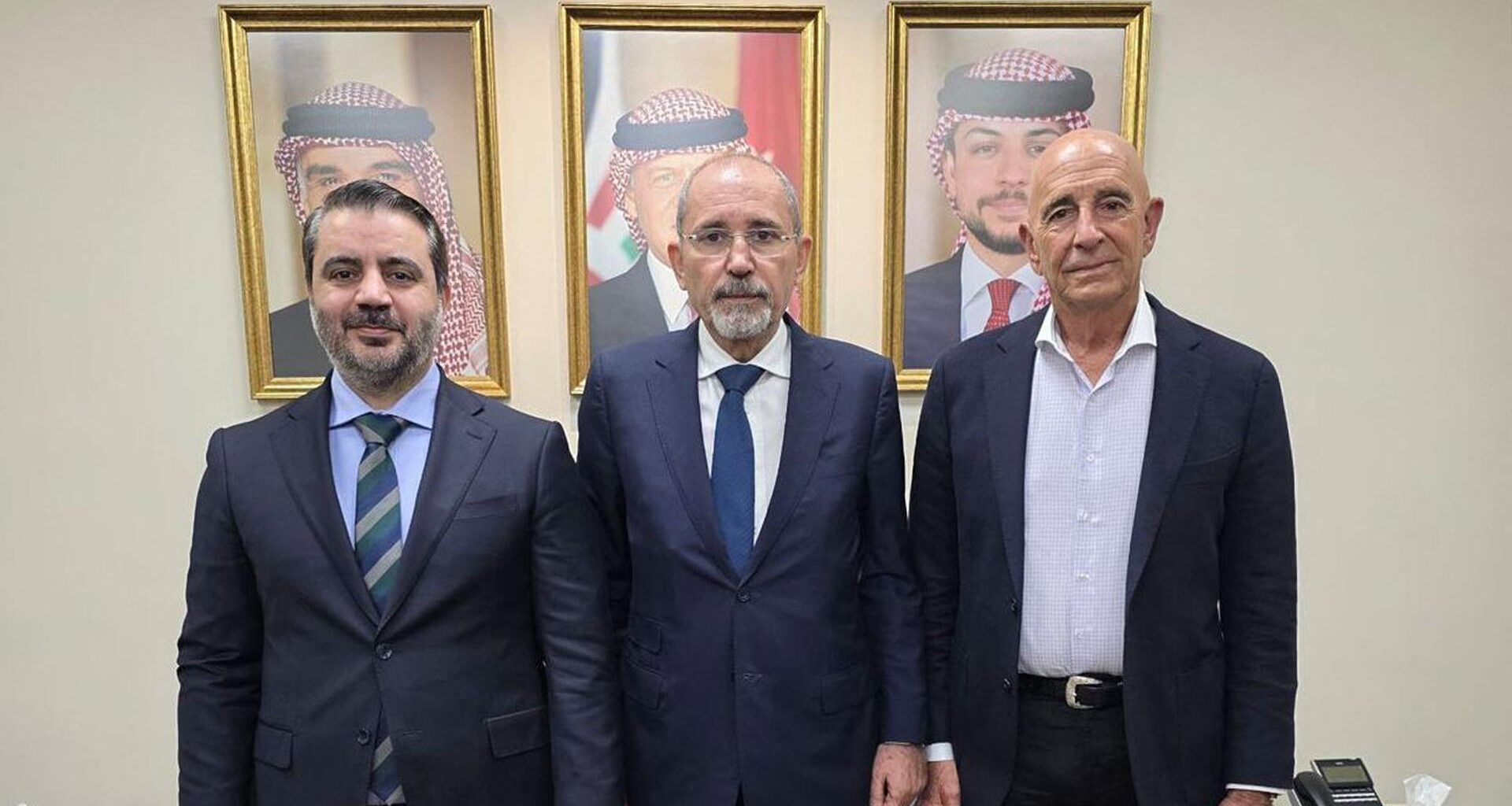 Dieses vom jordanischen Außenministerium veröffentlichte Foto zeigt Außenminister Ayman Safadi (Mitte) zusammen mit dem US-Sonderbeauftragten für Syrien, Thomas Barrack (rechts), und dem syrischen Außenminister Assaad al-Shibani.