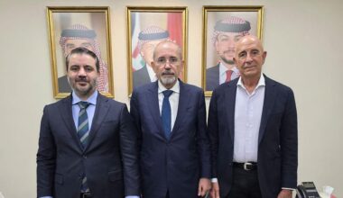 Dieses vom jordanischen Außenministerium veröffentlichte Foto zeigt Außenminister Ayman Safadi (Mitte) zusammen mit dem US-Sonderbeauftragten für Syrien, Thomas Barrack (rechts), und dem syrischen Außenminister Assaad al-Shibani.