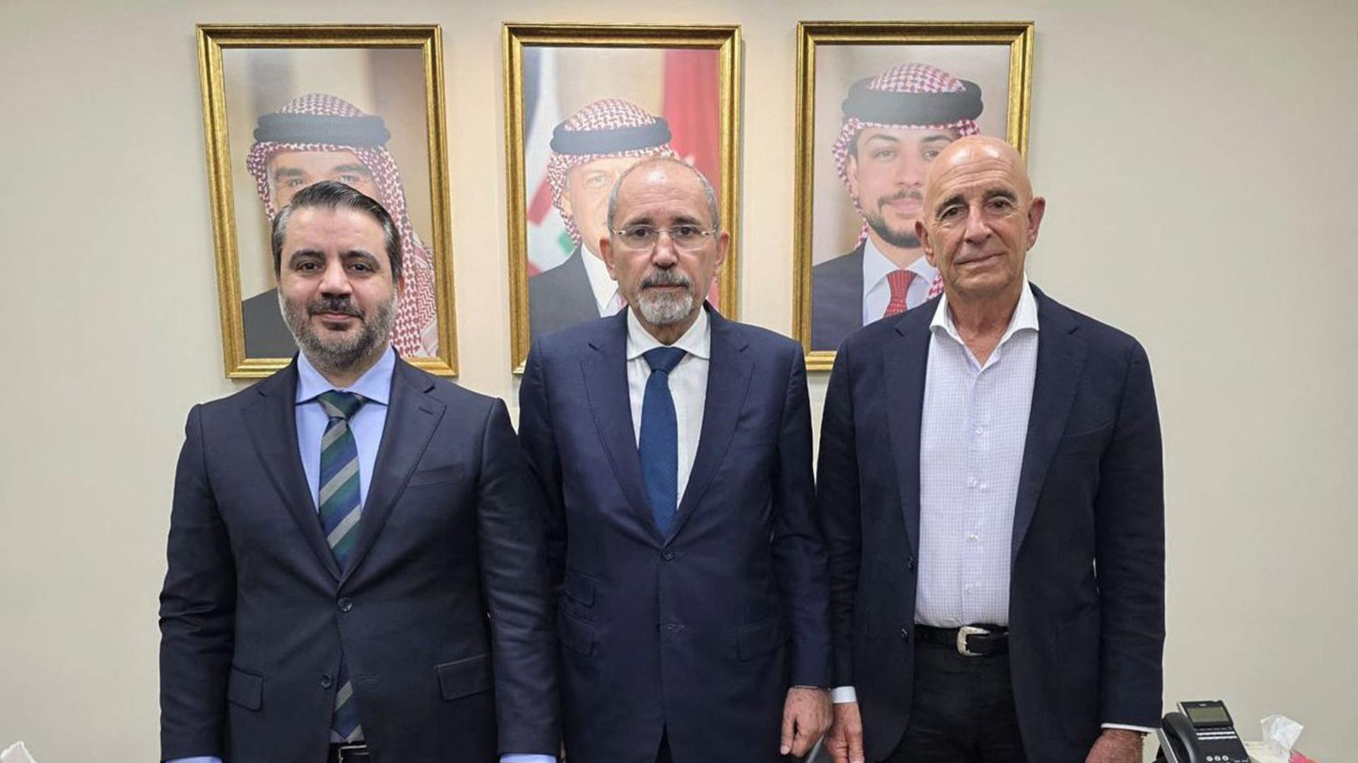 Dieses vom jordanischen Außenministerium veröffentlichte Foto zeigt Außenminister Ayman Safadi (Mitte) zusammen mit dem US-Sonderbeauftragten für Syrien, Thomas Barrack (rechts), und dem syrischen Außenminister Assaad al-Shibani.