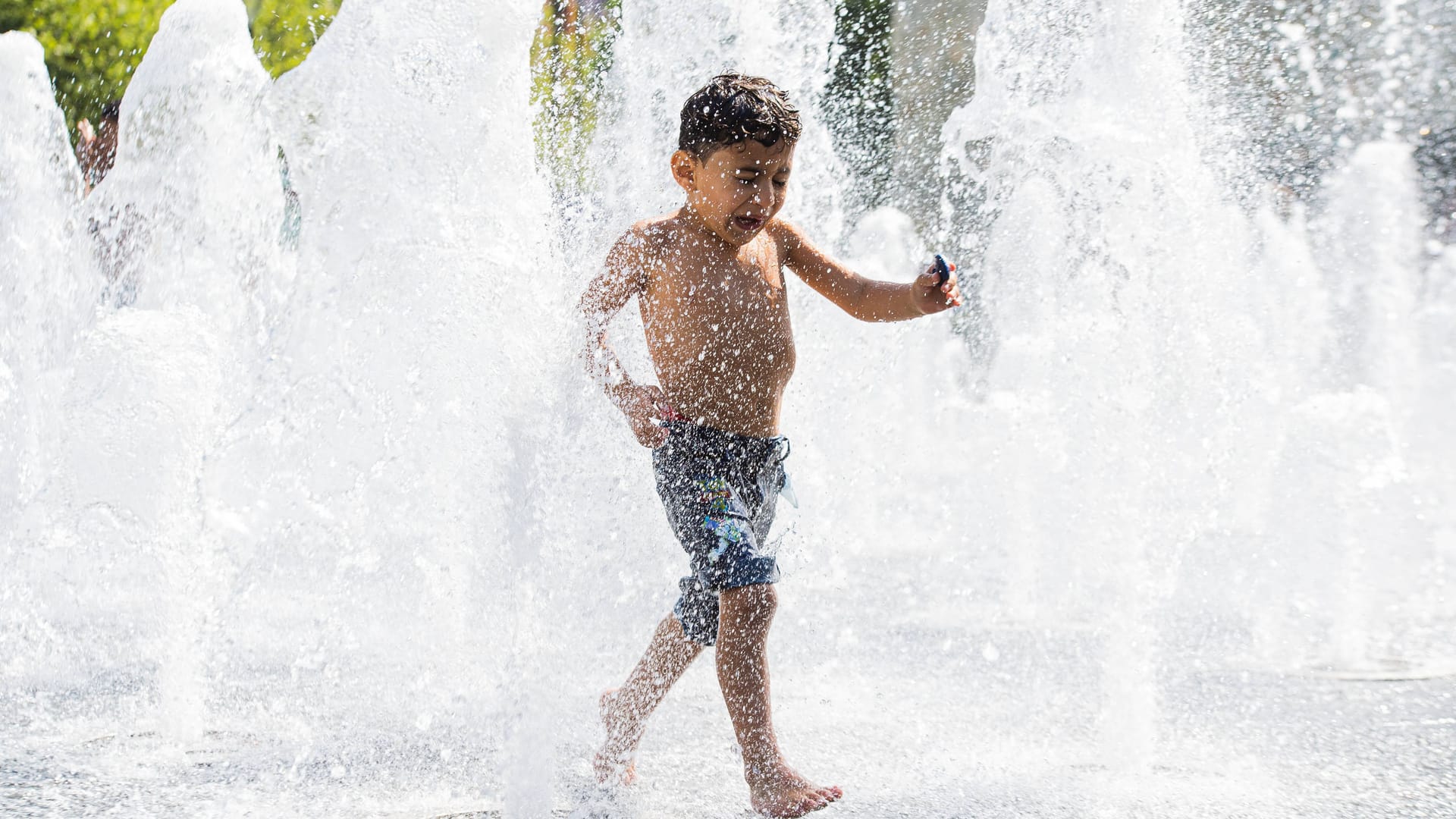 Junge kühlt sich im Brunnen ab (Symbolbild): Nürnberg heizt sich auf – dagegen will die Stadt vorgehen.