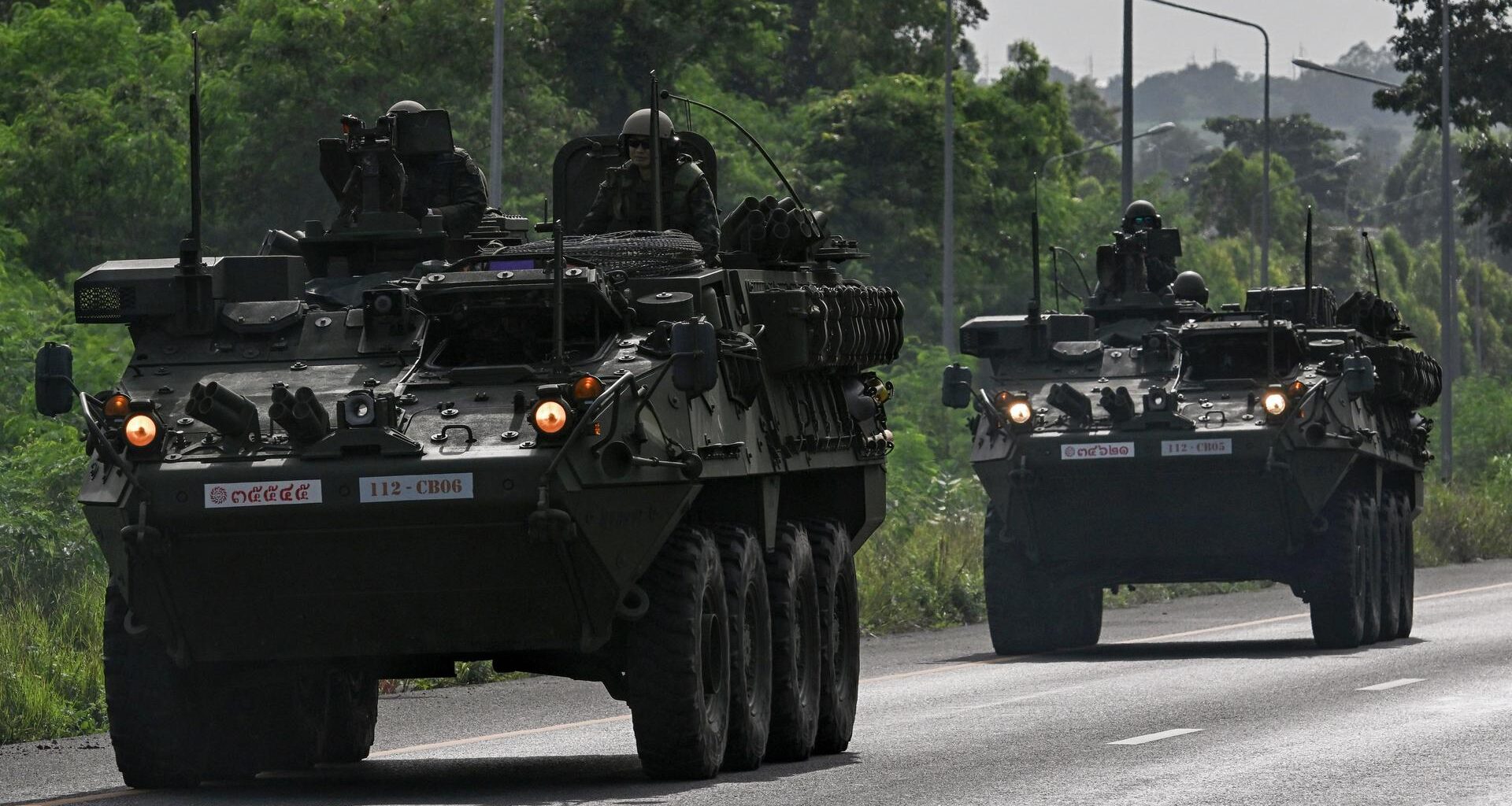 Panzer der thailändischen Armee fahren auf einer Straße.