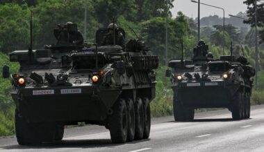 Panzer der thailändischen Armee fahren auf einer Straße.