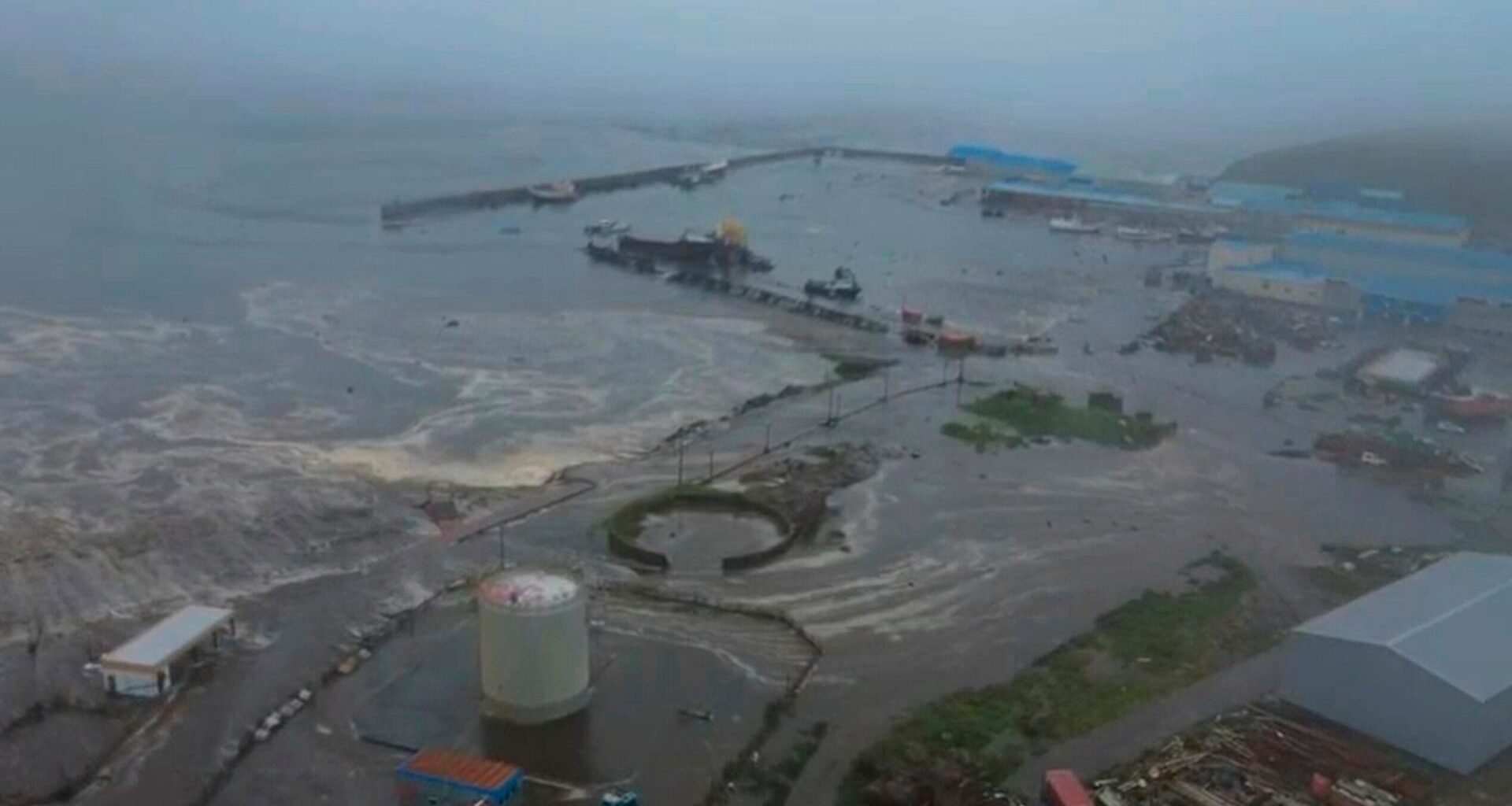 Ein Videobild vom Geophysikalischen Dienst der Russischen Akademie der Wissenschaften zeigt die Folgen des Tsunamis an der Küste von Sewero-Kurilsk.
