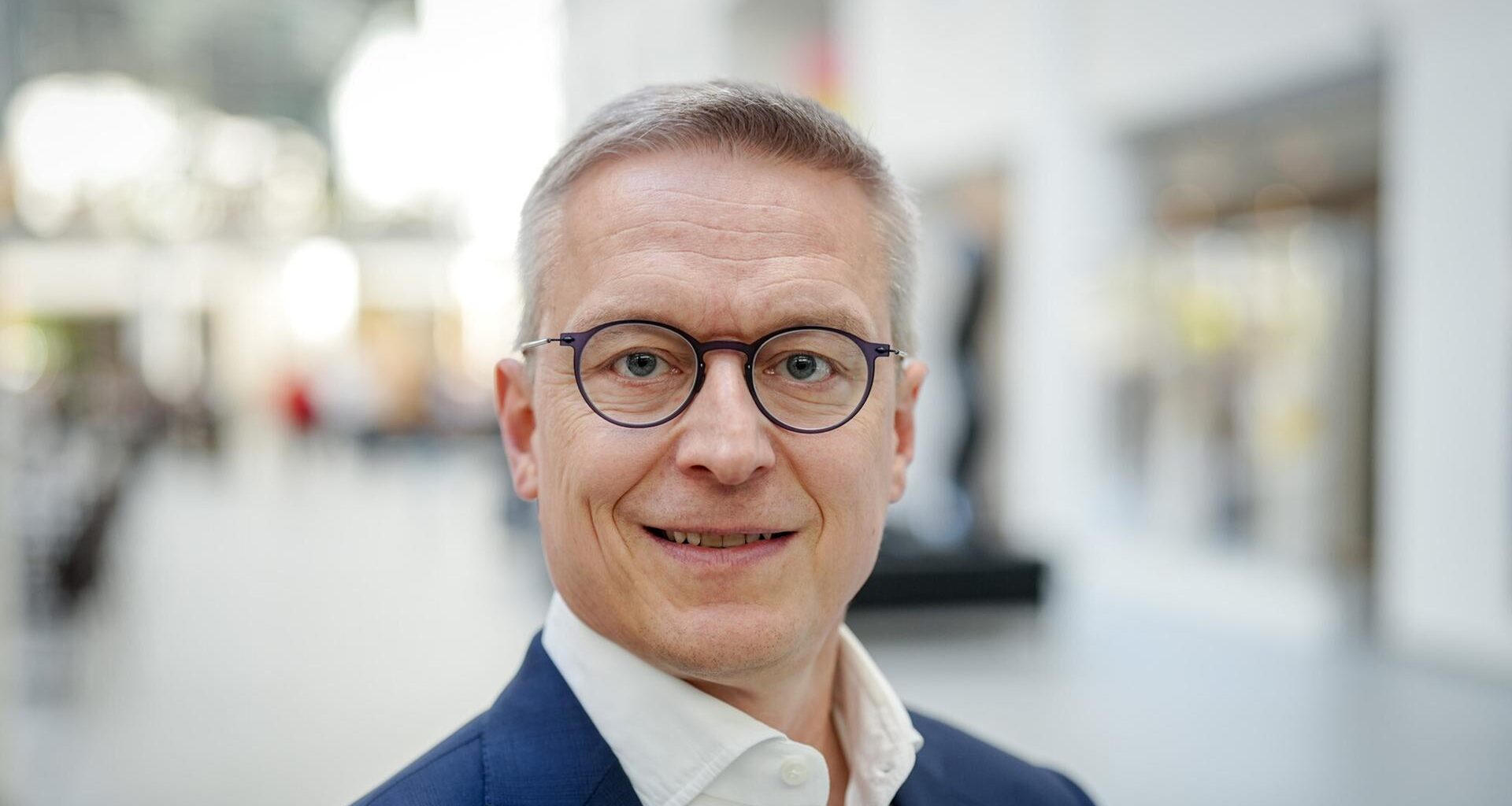 Porträt von Karsten Wildberger. Er blickt direkt in die Kamera.