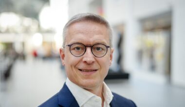 Porträt von Karsten Wildberger. Er blickt direkt in die Kamera.