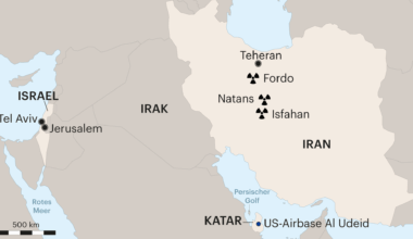 Eine Karte zeigt mehrere Staaten im Nahen Osten. Eingezeichnet sind zudem die iranischen Atomanlagen Fordo, Natans und Isfahan.