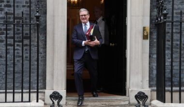 Die Autorität wackelt: Ein Jahr britischer Premier Starmer