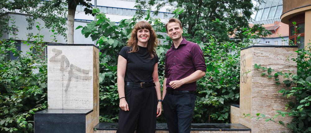 Kerstin Wolter und Maximilian Schirmer, Doppelspitze Die Linke Landesverband Berlin fotografiert vor und im Karl-Liebknecht-Haus.