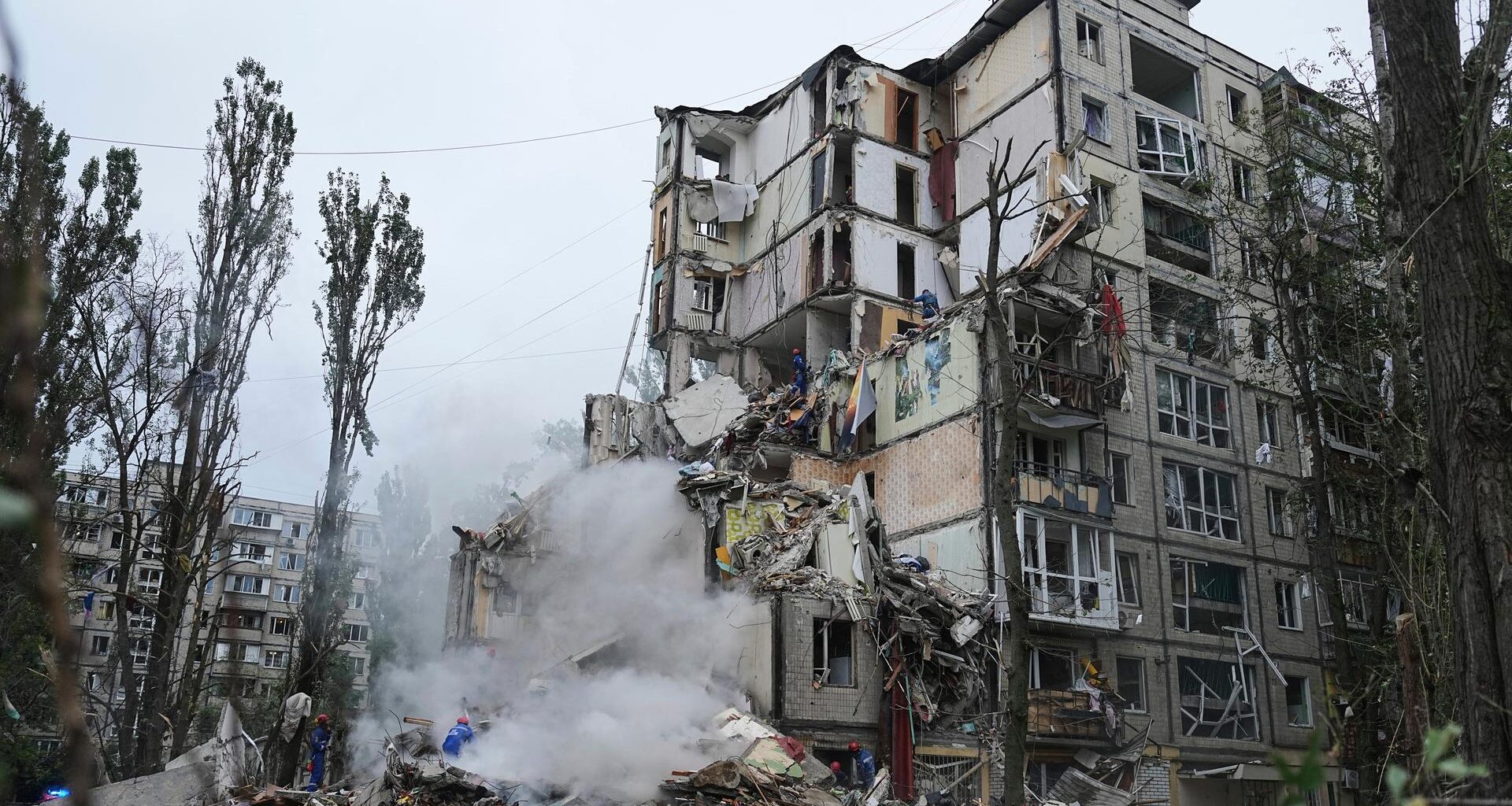 Rettungskräfte arbeiten in einem zerstörten Wohnhaus nach einem russischen Raketenangriff in Kiew.