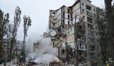 Rettungskräfte arbeiten in einem zerstörten Wohnhaus nach einem russischen Raketenangriff in Kiew.