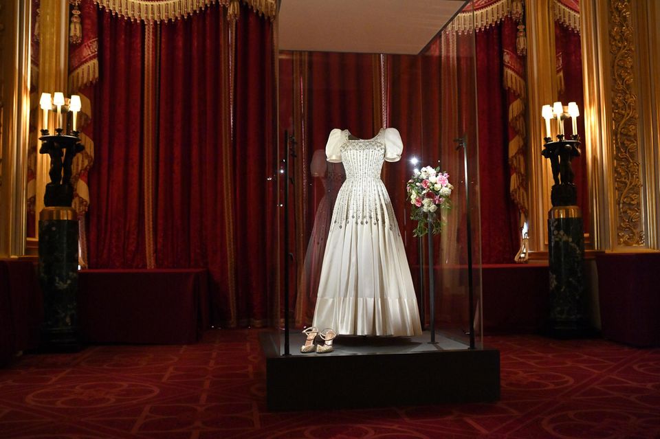 Prinzessin Beatrices Vintage-Hochzeitskleid wurde am 23. September 2020 im Schloss Windsor ausgestellt. 