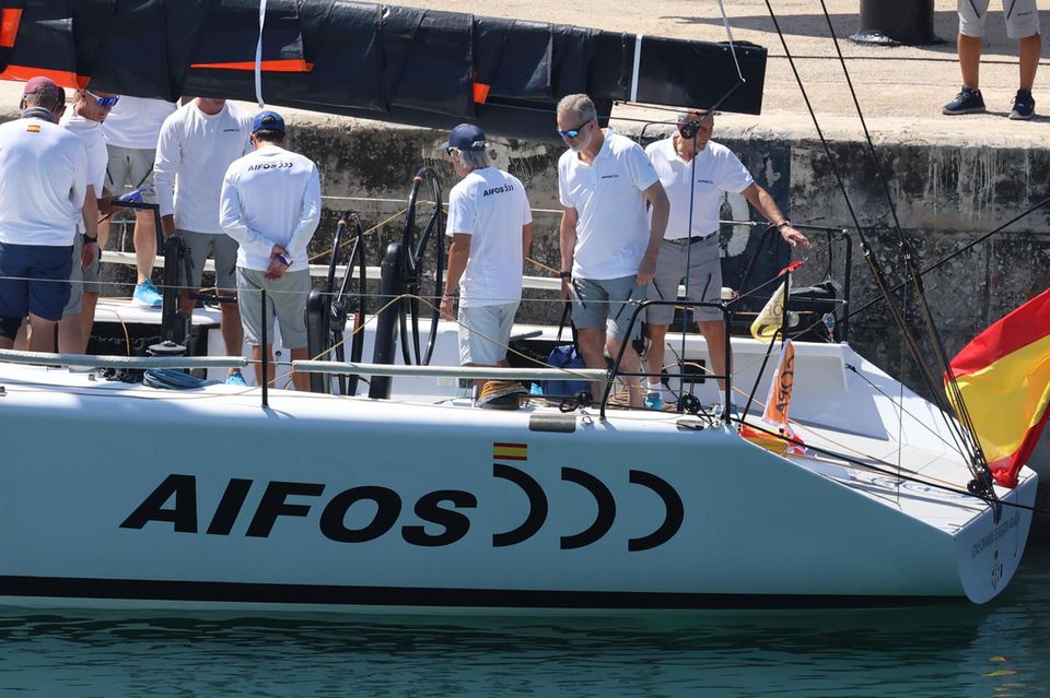 König Felipe unter Hochspannung! Während in Basel die spanischen Kickerinnen im EM-Finale kämpften, startete der Monarch mit Team auf Mallorca sein Training für die Copa del Rey MAPFRE.