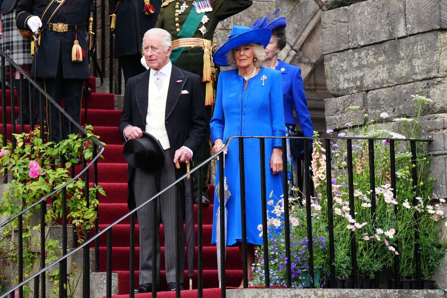 Königin Camilla geht vor, Prinzessin Anne zieht nach. 