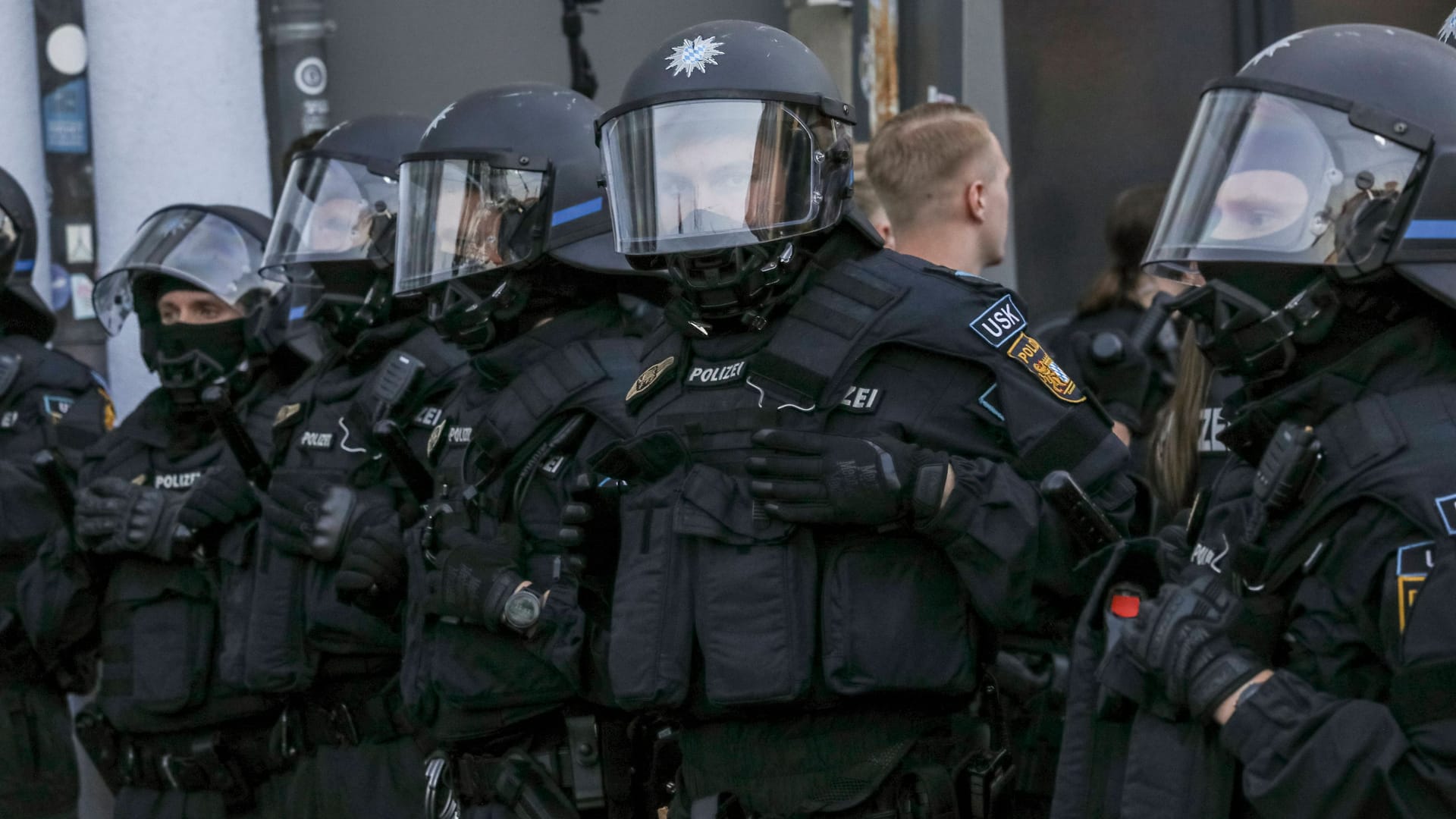 Kräfte einer Polizeihundertschaft in Bayern (Archivbild): Die Beamten wollen eine mutmaßlich gefährliche Situation auf einer Hochzeit entschärfen.