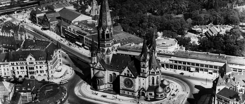 Die Kaiser-Wilhelm-Gedächtniskirche um 1935. Links daneben der Gloria-Palast, wo sich am 15. Juli 1935 der wütende Mob versammelte.