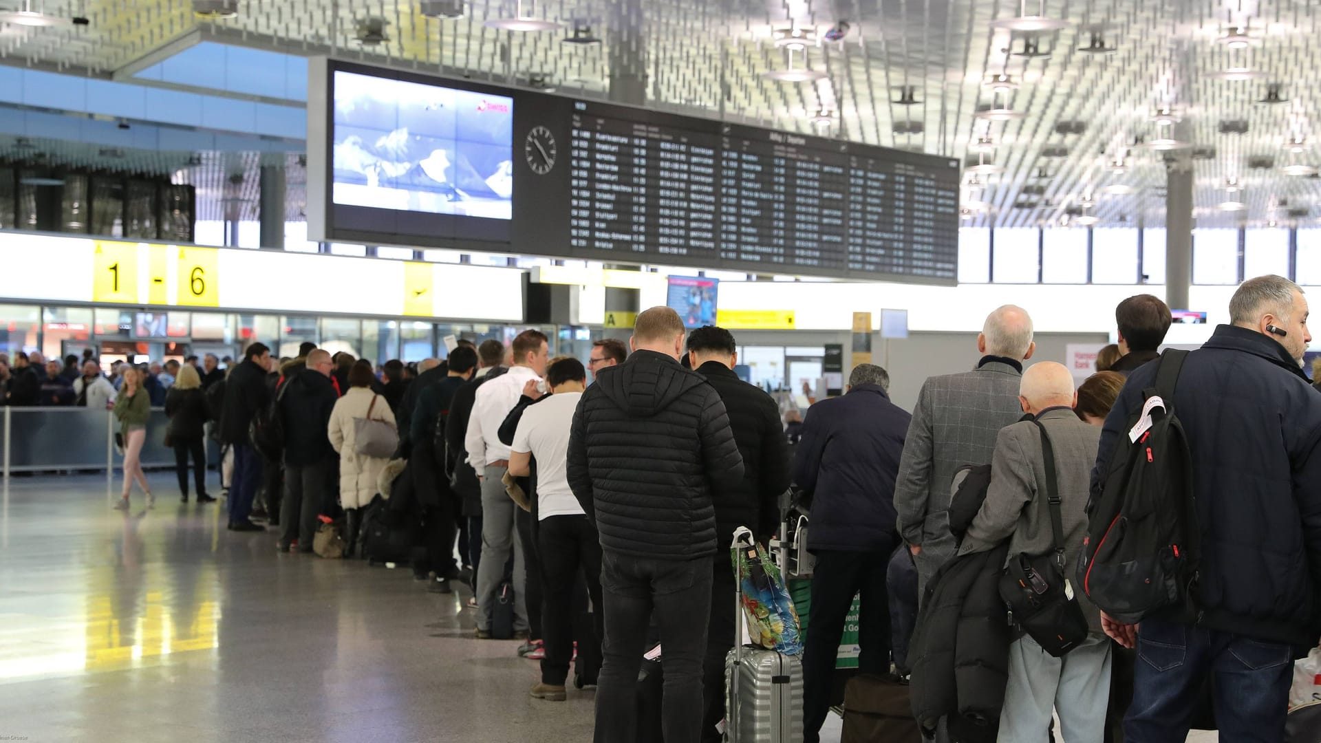 Lange Warteschlangen am Flughafen Hannover (Archivfoto): Wegen eines IT-Ausfalls müssen Passagiere manuell eingecheckt werden.