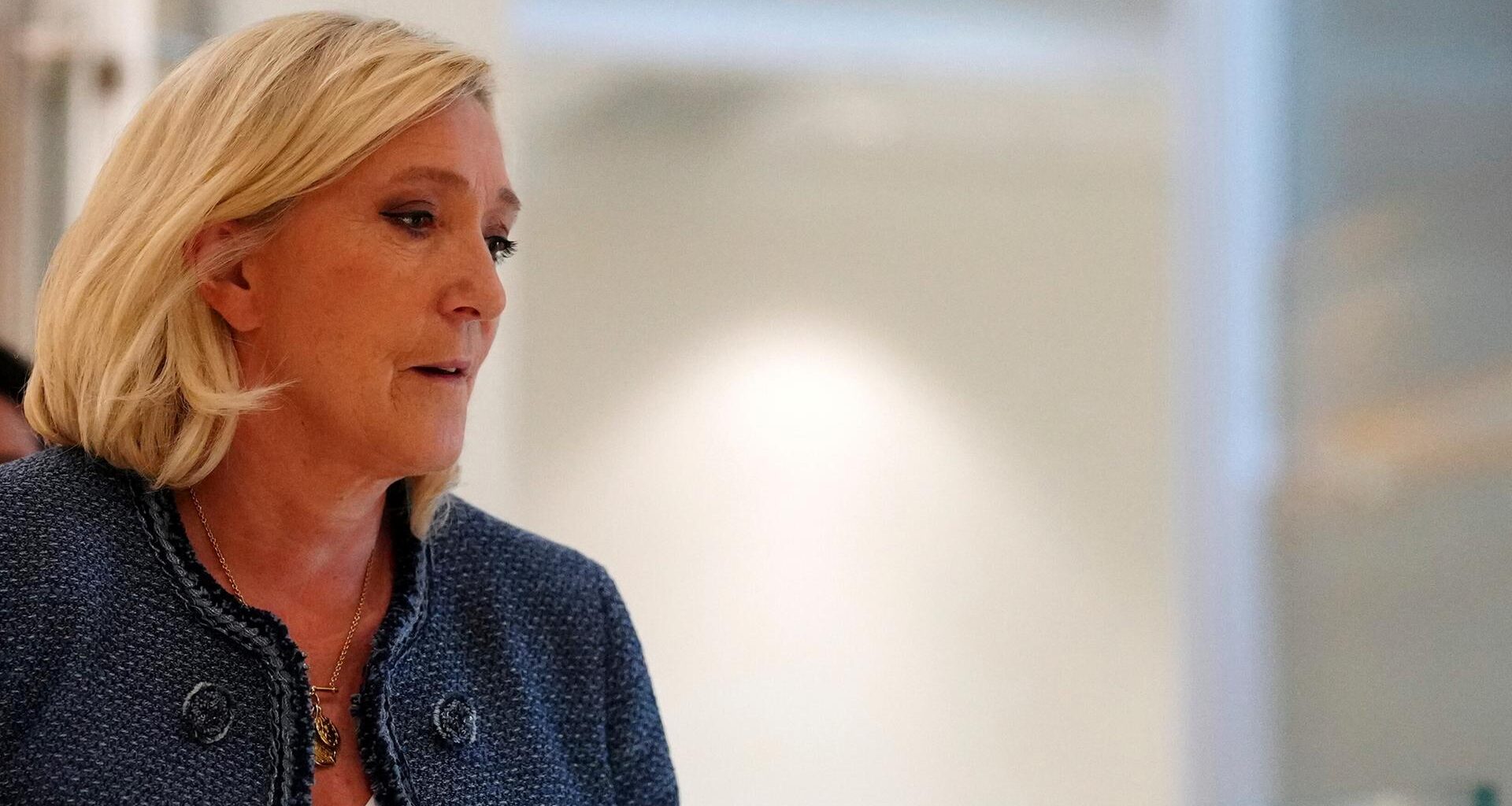 Marine Le Pen verlässt den Gerichtssaal.