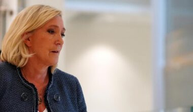 Marine Le Pen verlässt den Gerichtssaal.