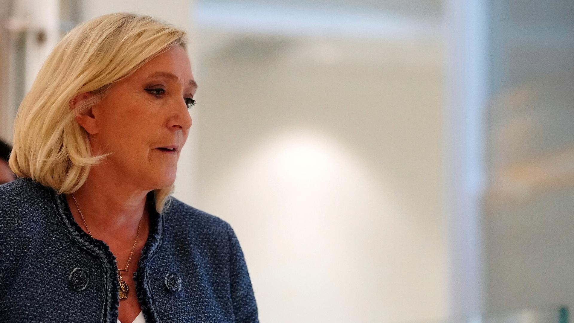 Marine Le Pen verlässt den Gerichtssaal.