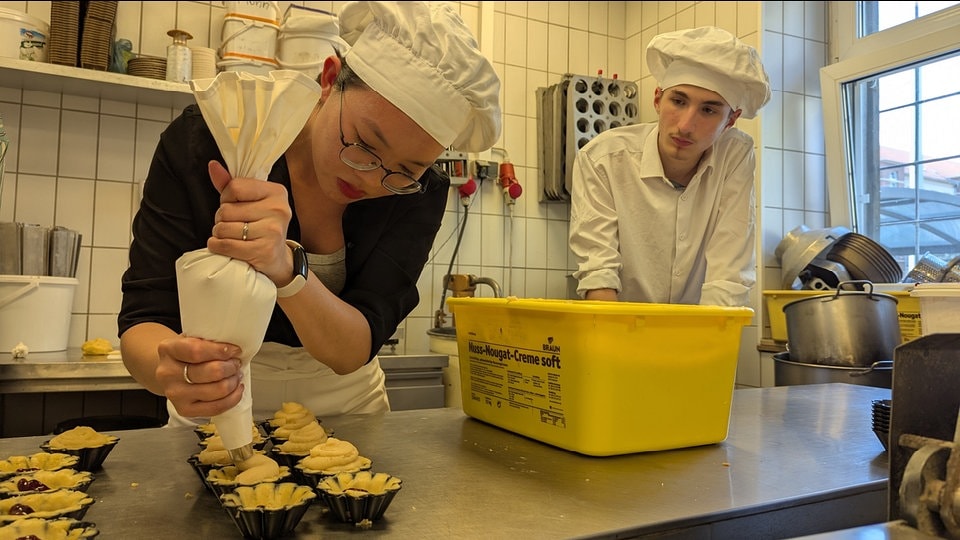 Damit Asiaten auch auf Lerchen fliegen: Schüler in Vietnam backen Leipziger Lerchen