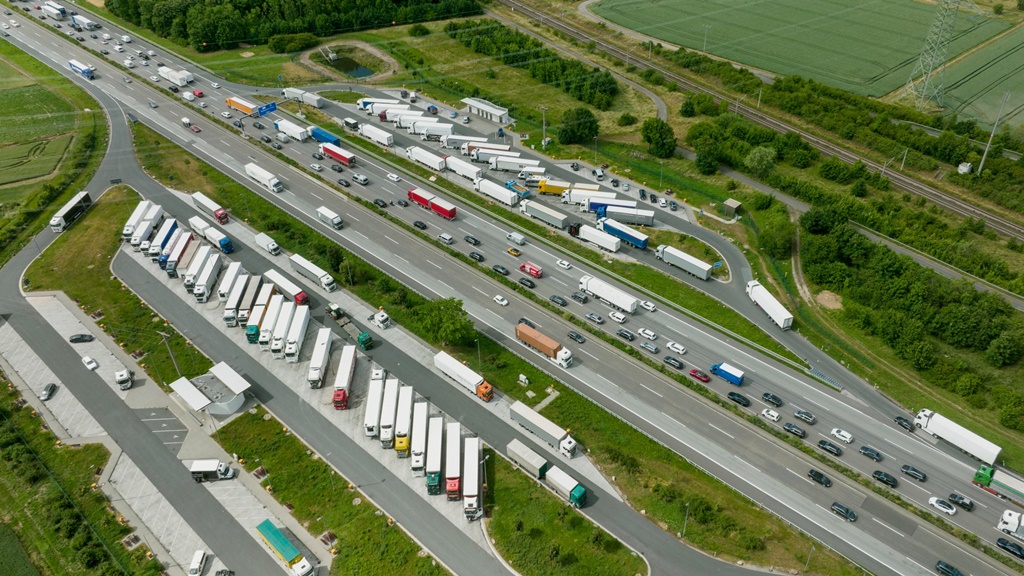 Lkw-Parkplatzsuche wird digital
