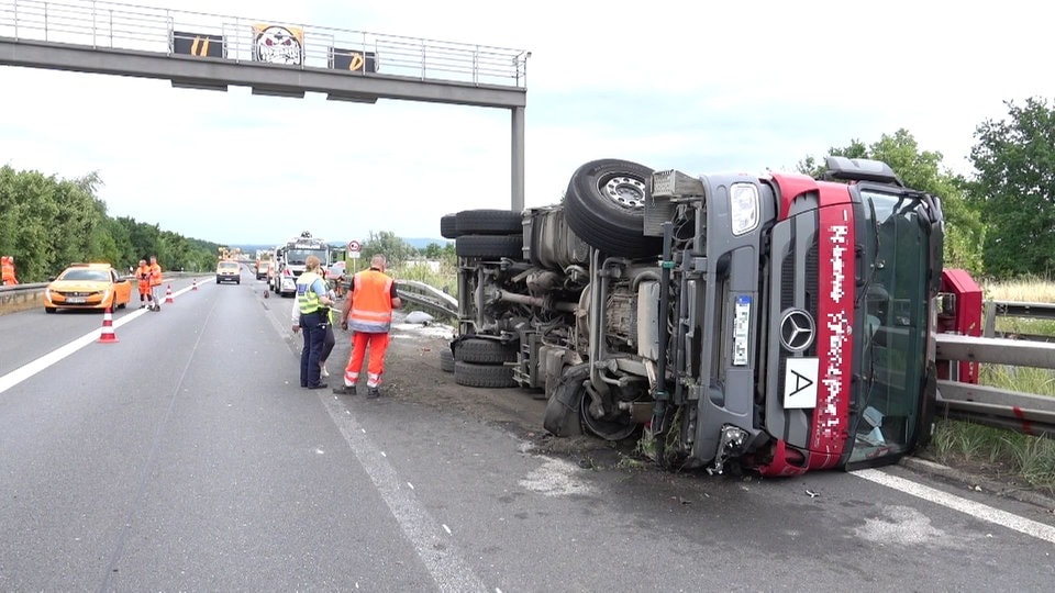 Lkw fährt gegen Schilderbrücke: A4 bei Dresden noch mehrere Stunden gesperrt