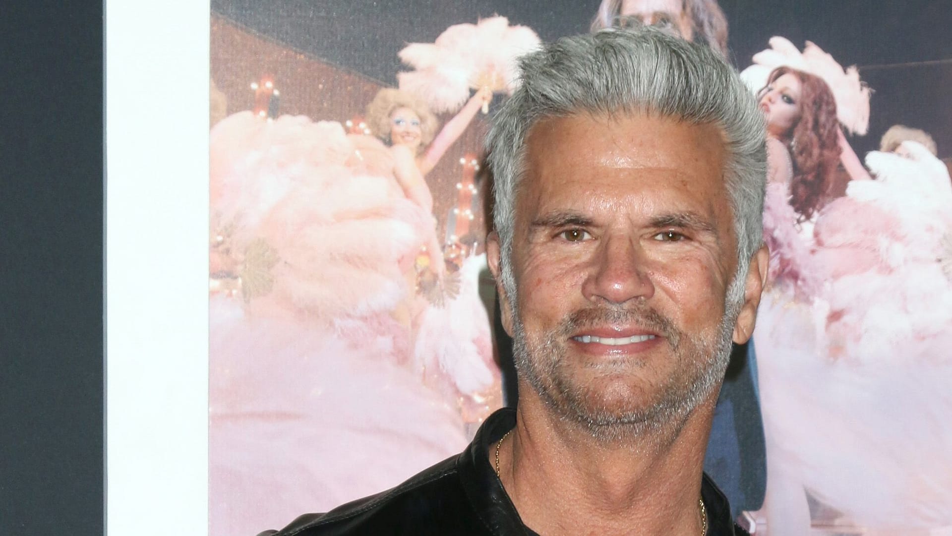 Lorenzo Lamas: Der Schauspieler ist aus der Serie "Renegade – Gnadenlose Jagd" bekannt.