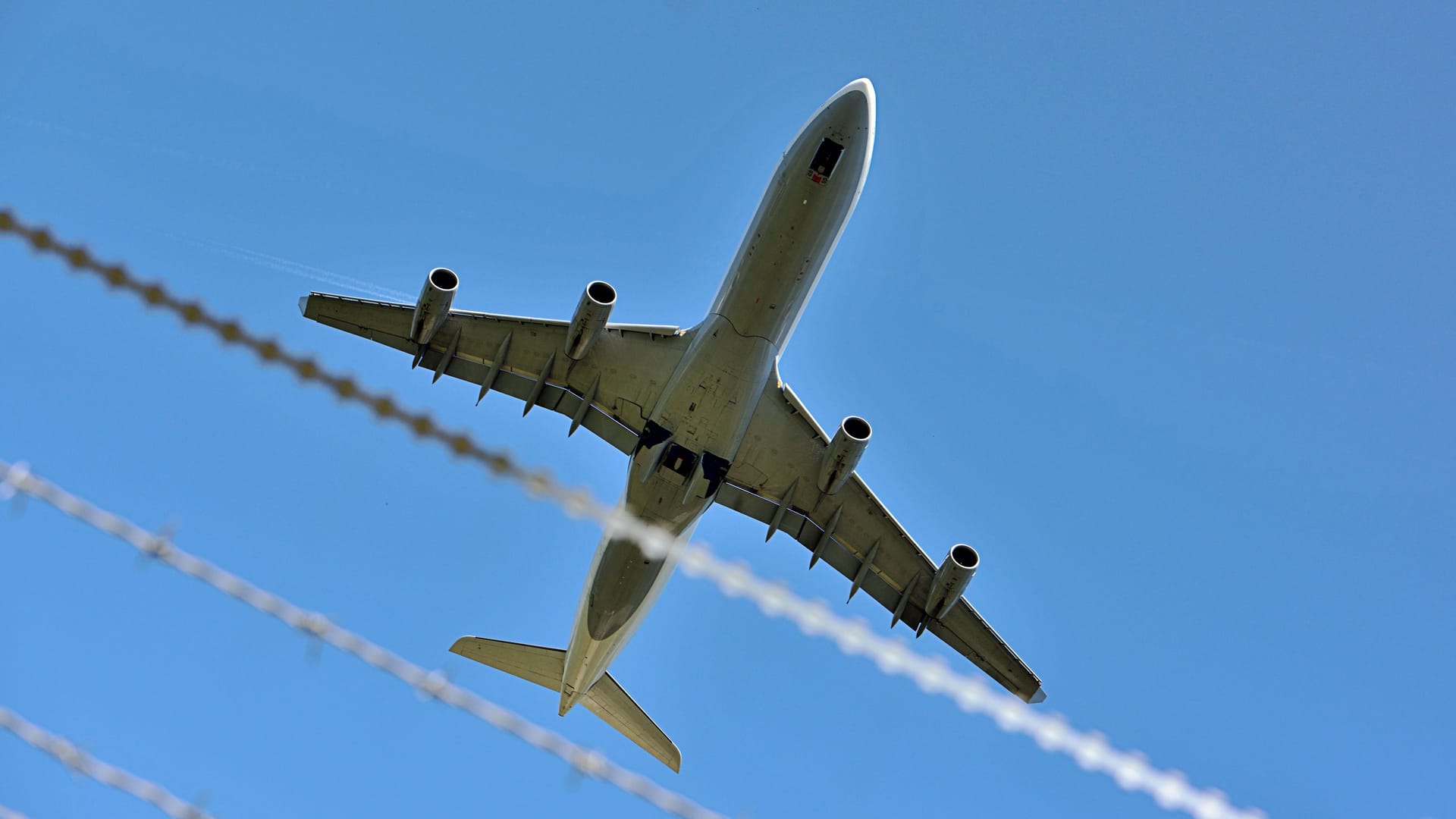 Lufthansa-Maschine über dem Flughafen Frankfurt (Symbolfoto): Ein Flug der Airline drehte über Großbritannien um – und machte sich auf zurück nach Hessen.