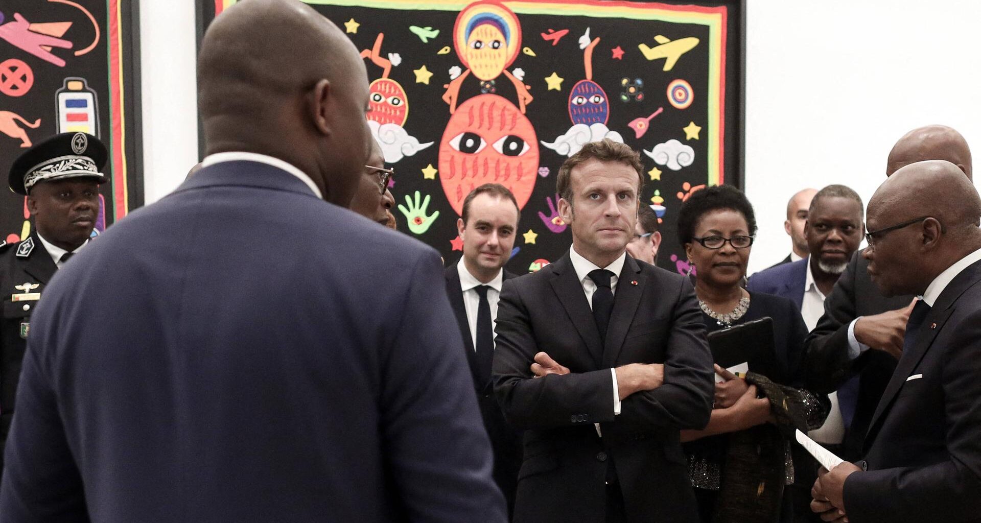 Frankreichs Präsident Macron besucht im Juli 2022 in Benin die Ausstellung „Benin Art of yesterday and today: from Restitution to Revelation“ (Benin-Kunst von gestern und heute: von der Rückgabe bis zur Enthüllung) im Marina-Palast von Cotonou.