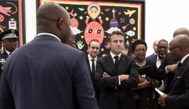 Frankreichs Präsident Macron besucht im Juli 2022 in Benin die Ausstellung „Benin Art of yesterday and today: from Restitution to Revelation“ (Benin-Kunst von gestern und heute: von der Rückgabe bis zur Enthüllung) im Marina-Palast von Cotonou.