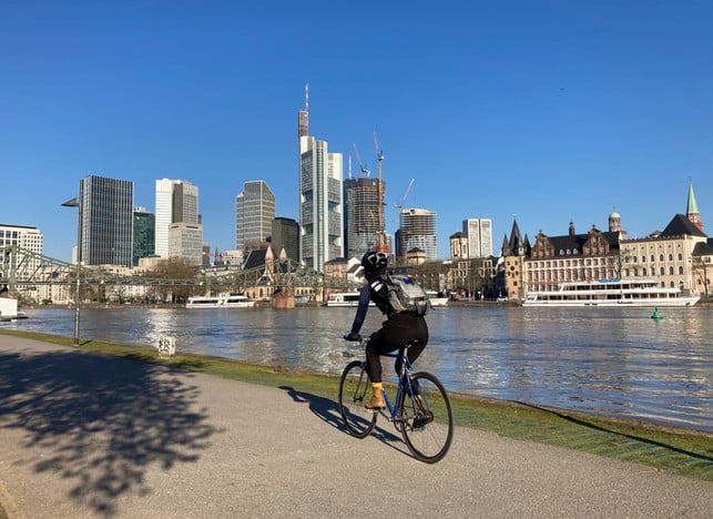 Am Mainufer lässt es sich angenehm mit dem Rad fahren. Am Mainufer lässt es sich angenehm mit dem Rad fahren.