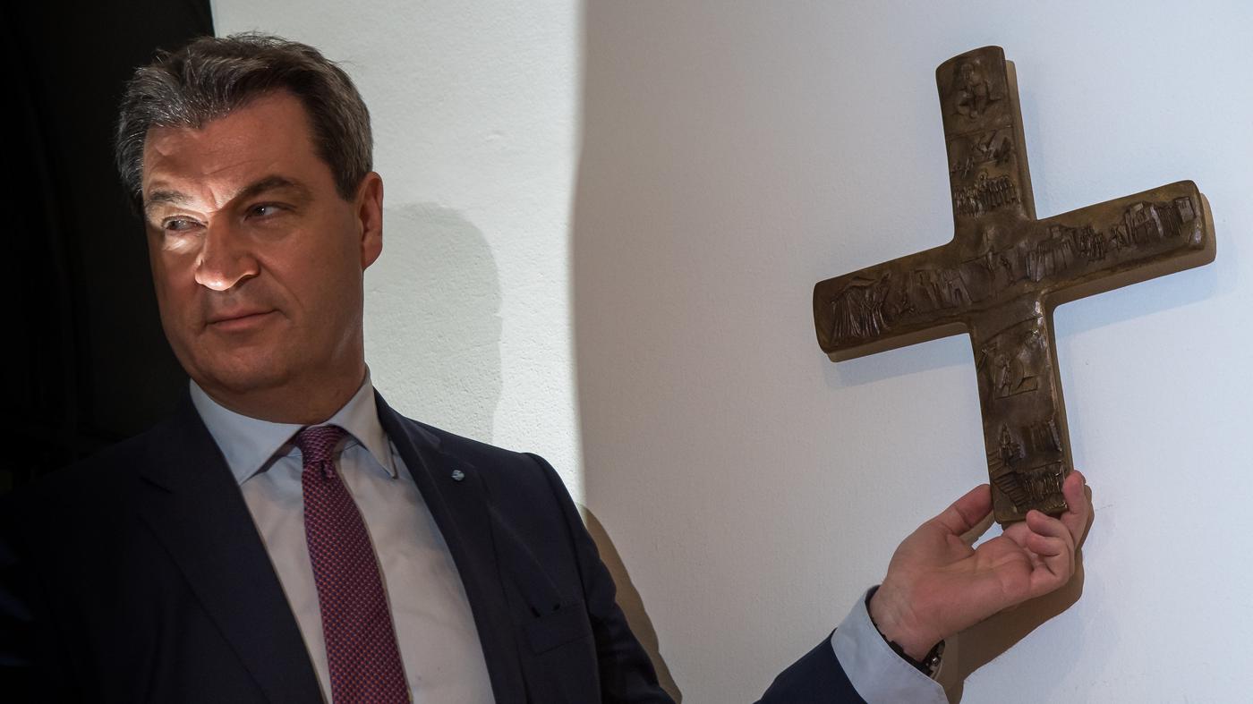 Kreuz in bayerischer Schule verletzt Glaubensfreiheit – Ministerium prüft Folgen