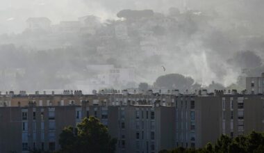 Rauch steigt hinter Gebäuden während eines Waldbrandes im südfranzösischen Marseille auf.