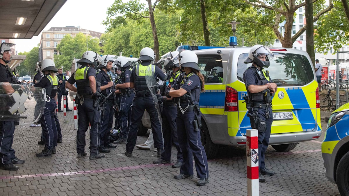 Düsseldorf: Massenschlägerei zwischen Syrern und Kurden – Vier Polizisten verletzt