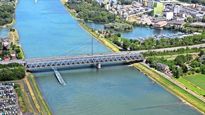 Nach Unfall: Sperrung von Rheinbrücke bei Karlsruhe führt zu Staus