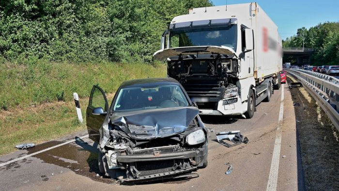 Unfall in Stuttgart-Weilimdorf: Lkw und VW kollidieren – Verkehr auf B295 kommt zeitweise zum Erliegen
