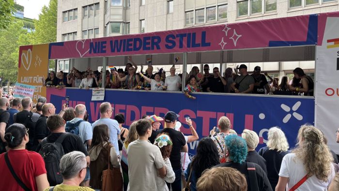 Großevents in Stuttgart: CSD-Parade gestartet – Demozug unterwegs durch die Innenstadt