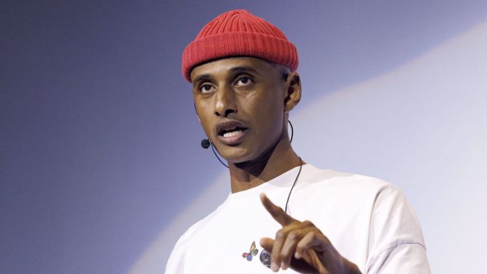 Comedian in Stuttgart: „Du bist spät dran“ – Teddy irritiert über schwäbische Unpünktlichkeit