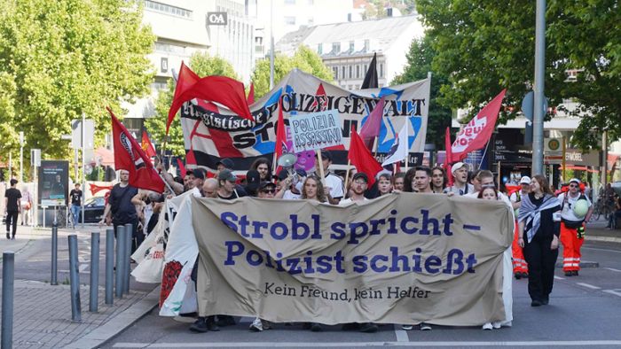 Demozug durch die Innenstadt: Linke Gruppen protestieren am Freitagabend in Stuttgart gegen Polizeigewalt