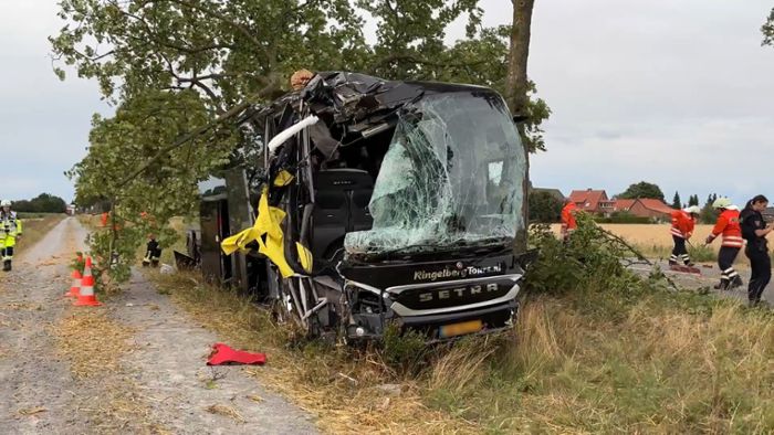 Ziel: Braunschweig: Reisebus mit Senioren kommt von Straße ab - sechs Verletzte