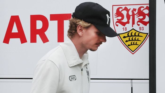 Stürmer des VfB Stuttgart: Nick Woltemade schweigt bei Ankunft und verteilt Autogramme