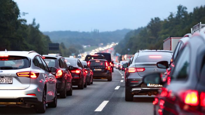 Am Flughafen Stuttgart: Auto brennt auf Autobahn in Richtung Stuttgart – Stau auf A8