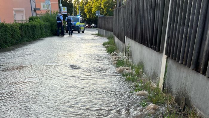 Stuttgart-Feuerbach: Wasserrohrbruch setzt Straße unter Wasser