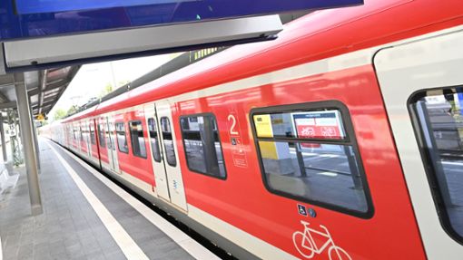 Haltestelle Stuttgart-Vaihingen: Unbekannter küsst Frau und zwei Männer gegen deren Willen – Zeugen gesucht