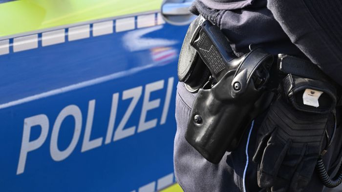 Vorfall in Stuttgart: Mann versucht, Polizist die Waffe zu entreißen