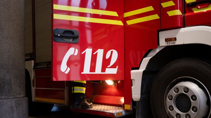 Feuer in Karlsruhe: Müllberg in Entsorgungsbetrieb in Flammen